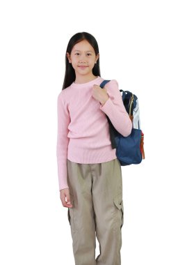 Sırt çantalı güzel Asyalı kız beyaz arka planda yalnız poz veriyor. Liseli kız duruşu Okul konseptine dönüş.