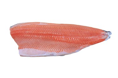 Somon alabalığı filetosu beyaz arkaplan üzerinde izole, üst görünüm.