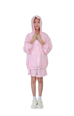 Pembe spor elbiseli Asyalı kız başlıklı çocuk beyaz arka planda tek başına duruyor. Resim tam uzunlukta.