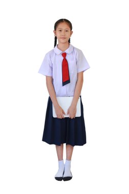 Asyalı okul üniformalı bir kızın portresi elinde tablet bilgisayarla beyaz kameraya izole bir şekilde bakıyor..