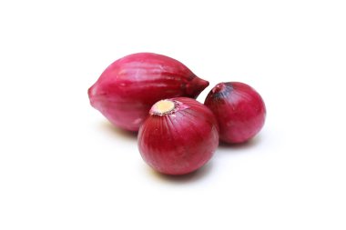 Kırmızı ya da mor soğan soğanı beyaz zemin üzerinde izole edilmiş, yakın çekim.