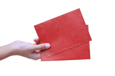 Yakından çekilen insanlar beyaz arka planda iki kırmızı zarf veriyorlar. Çin Yeni Yıl Kutlama Konsepti. Clipping yolu ile resim.