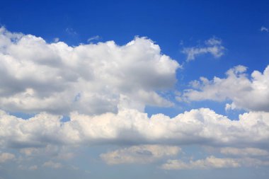 Mavi gökyüzü arka planında beyaz kabarık bulut