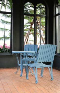 Yaz köşkünde boş sandalye ve masa ayarlandı