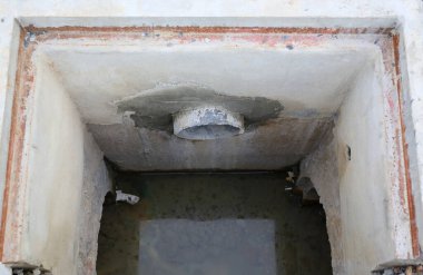 Beton rögar inşaatı yeni evdeki fırtına suyunu boşaltmak için kurulur.