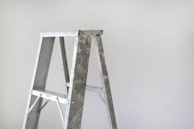 Teknisyenlerin daha yüksek işlerde kullanması için beyaz arka planda Alüminyum merdiven. Kopyalama alanı olan resim.
