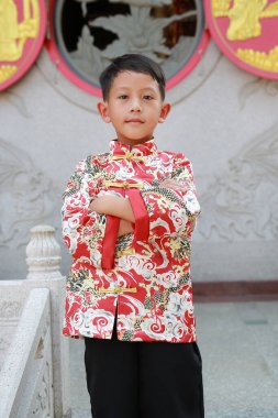 Geleneksel giysili Asyalı çocuk portresi Çin 'in yeni yılını kutluyor.