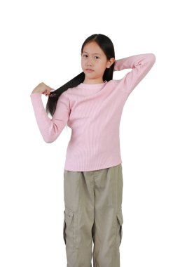 Asyalı genç bir kız beyaz arka planda uzun saçlarını tarıyor. Sağlık hizmetleri kavramı.