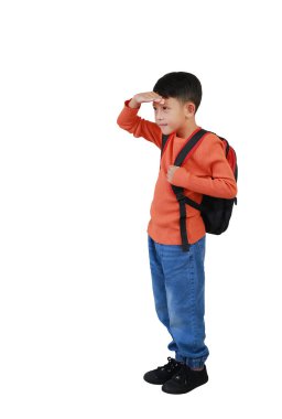 Sırt çantalı Asyalı çocuk ön fotokopi alanına bakıyor ve eli de beyaz arka planda izole edilmiş. Kırpma yolu ile tam uzunluk.