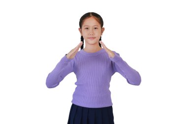 Beyaz arka planda tek başına dikilirken el ele tutuşan Asyalı kız çocuğu portresi..