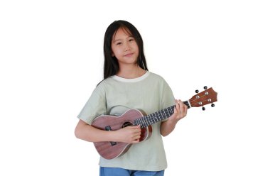Beyaz stüdyo arka planında ukulele çalan Asyalı genç kız portresi.