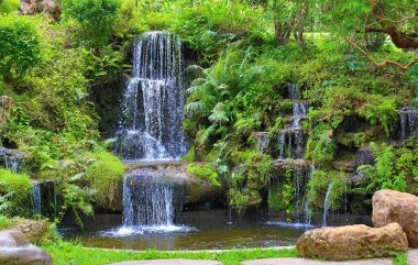 Tayland bahçesinde suni şelale manzarası.