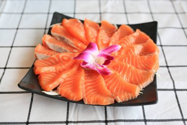 Çiğ somon mu yoksa siyah tabakta somon balığı mı?.