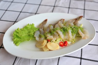 Balık soslu çiğ taze karides baharatlı, tuzlu ve ekşi deniz ürünleri Tayland yemeği..
