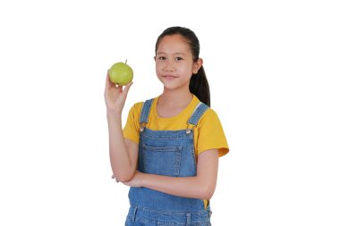 Elinde taze guava tutan Asyalı bir kızın portresi ve beyaz stüdyo arka planında izole edilmiş bir kamera..