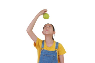 Asyalı bir kızın portresi beyaz stüdyo arka planında izole edilmiş taze bir guava tutuyor..