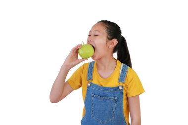 Beyaz stüdyo arka planında izole edilmiş taze guava yiyen Asyalı bir kızın portresi..