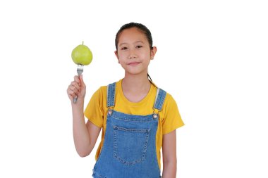 Asyalı bir kızın portresi elinde çatalla taze guava tutuyor ve beyaz stüdyo arka planında izole edilmiş bir kamera var..