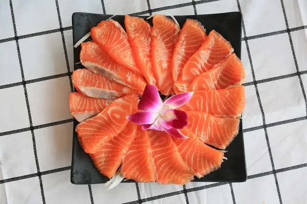 Çiğ somon dilimi ya da siyah tabakta somon balığı. Üst görünüm.