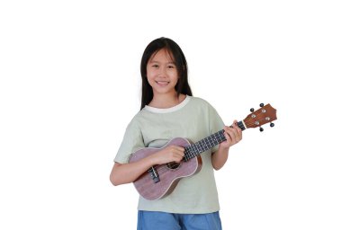 Ukulele çalan gülümseyen Asyalı kız beyaz stüdyo arka planında izole edilmiş..