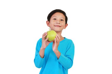 Elinde taze guava tutan Asyalı küçük bir çocuğun portresi ve beyaz stüdyo arka planında izole edilmiş bir kamera..