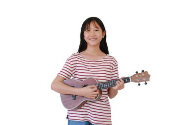 Ukulele çalan gülümseyen Asyalı kız beyaz stüdyo arka planında izole edilmiş..