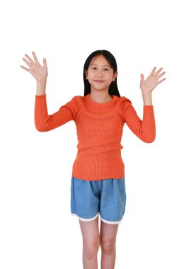 10-11 yaşlarındaki gülümseyen Asyalı kız çocuğu. Palmiye ellerini gösteriyor. Merhaba ya da beyaz arka planda el sallıyor..