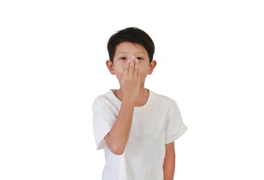 7-8 yaşlarındaki Asyalı çocuk portresi beyaz stüdyo arka planında elini ve ağzını kapalı tutuyor..