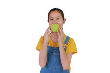 Elinde taze guava tutan Asyalı bir kızın portresi ve beyaz stüdyo arka planında izole edilmiş bir kamera..