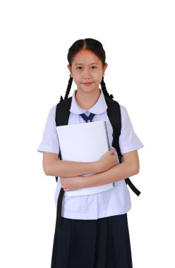 Sırt çantası taşıyan ve beyaz stüdyo arka planında tek başına duran Asyalı kız öğrencinin portresi. Liseli kız okul konseptine geri döndü.