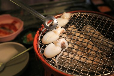 Izgarada kalamar ızgara, restoranda taze ızgara deniz ürünleri..