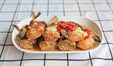 Masada beyaz tabakta Kore turşusu yengeç sosu. Soya soslu marine edilmiş yengeç..