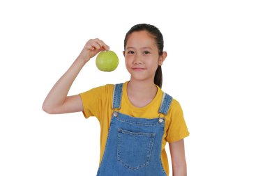 Elinde taze guava tutan Asyalı bir kızın portresi ve beyaz stüdyo arka planında izole edilmiş bir kamera..