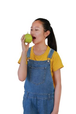 Elinde taze guava tutan Asyalı bir kızın portresi ve beyaz stüdyo arka planında izole edilmiş bir kamera..