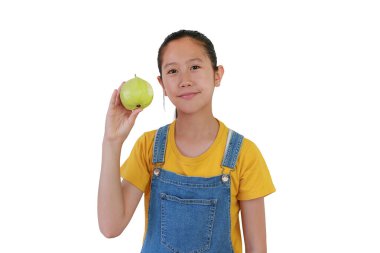 Beyaz stüdyo arka planında izole edilmiş bir guava meyvesinde ısırık izleri gösteren Asyalı genç bir kızın portresi.