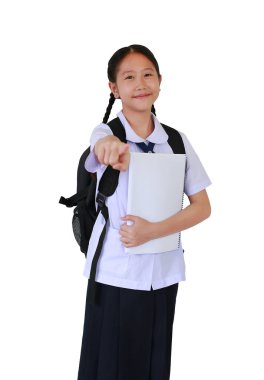 Okul üniformalı Asyalı kız işaret parmağıyla seni işaret ediyor. Beyaz stüdyo arka planında izole edilmiş. Kırpma yolu ile resim.