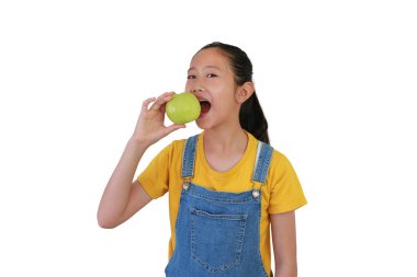 Asyalı bir kızın portresi taze guava yerken ve beyaz stüdyo arka planında tek başına dururken.