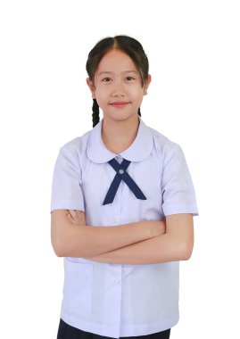Okul üniformalı Asyalı ergen kız öğrencinin portresi kollarını kavuşturup beyaz stüdyo arka planında izole bir şekilde duruyor. Kırpma yolu ile resim.