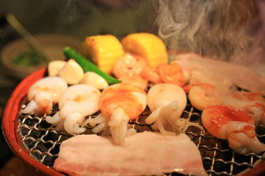 Domuz eti, kalamar, karides ve sebzeler ızgarada ızgara, restoranda taze ızgara deniz ürünleri..