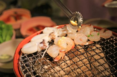 Kalamar, karides ve sebzeler ızgarada ızgara, restoranda taze mangal deniz ürünleri..