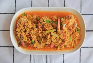 Masada beyaz tabakta köri tozuyla kızarmış yengeç. Üst görünüm.