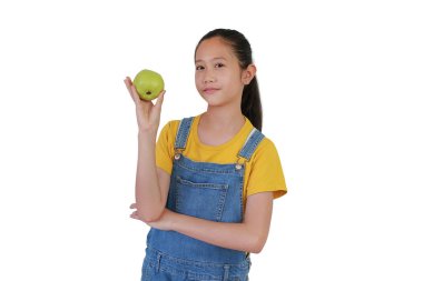 Elinde taze guava tutan Asyalı bir kızın portresi ve beyaz stüdyo arka planında izole edilmiş bir kamera..