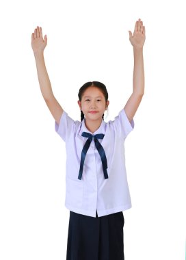 Okul üniformalı Asyalı kız iki elini de kaldırdı. Stüdyonun arka planında soyutlanmış bir şekilde sor ya da cevap ver..