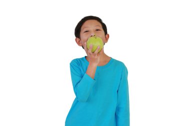 Asyalı çocuk taze guava yiyor ve beyaz stüdyo arka planında izole edilmiş bir kamera görüyor..