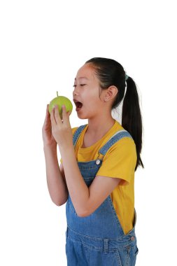 Elinde taze guava tutan Asyalı bir kızın portresi ve beyaz stüdyo arka planında izole edilmiş bir kamera..