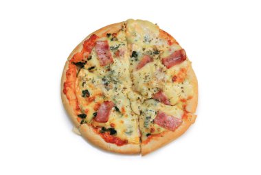 Beyaz arka planda peynirli, ıspanaklı ve pastırmalı pizza. Üst görünüm.