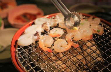 Kalamar, karides ve sebzeler ızgarada ızgara, restoranda taze mangal deniz ürünleri..