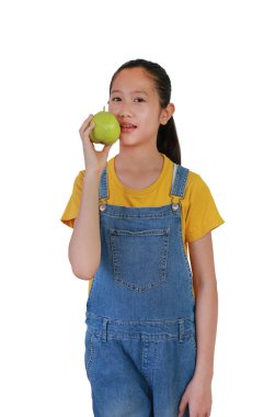 Elinde taze guava tutan Asyalı bir kızın portresi ve beyaz stüdyo arka planında izole edilmiş bir kamera..