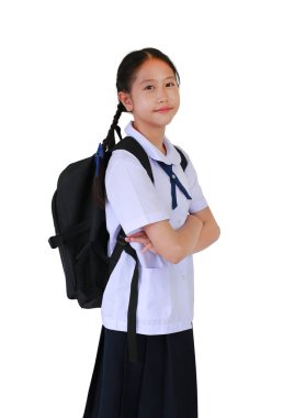 Okul üniformalı Asyalı kız öğrencinin portresi beyaz stüdyo arka planında izole edilmiş sırt çantası taşıyarak çapraz kollara bağlıydı. Liseli kız okul konseptine geri döndü.