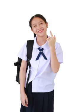 Okul üniformalı Asyalı öğrenci portresi beyaz stüdyo arka planında işaret parmağı ve işaret parmağı gösteriyor. Kırpma yolu ile resim.